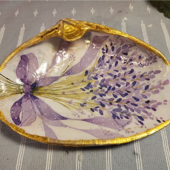 DECOUPAGE CLAM SHELL DECOUPAGE PURPLE FLOWERS WITH RIBBON TRINKET DISH - Picture 4 of 10